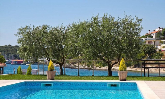 Pjescana Uvala Villa | Villa Contessa Luxury Seafront Villa in Pula with Private Pool (Istria - Pjescana Uvala)