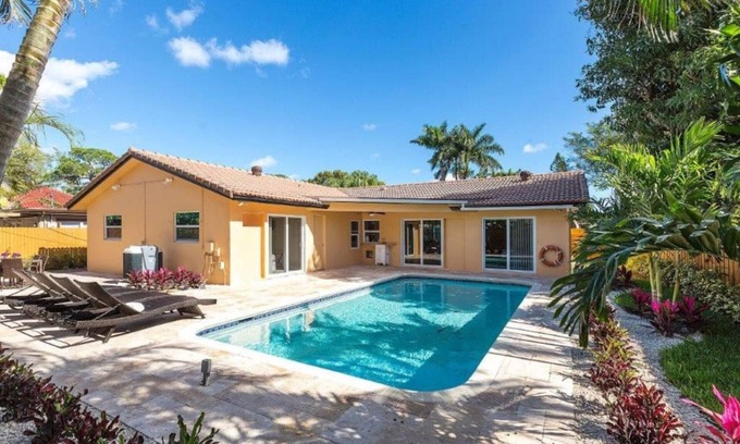 Boca Raton House | Villa Coral 4 BD 3 BA Heated Pool BBQ Remote Work Setup