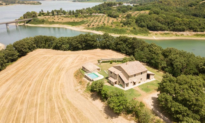 Corbara Villa | Villa Corbara - Villa with pool facing the Corbara Lake in Umbria