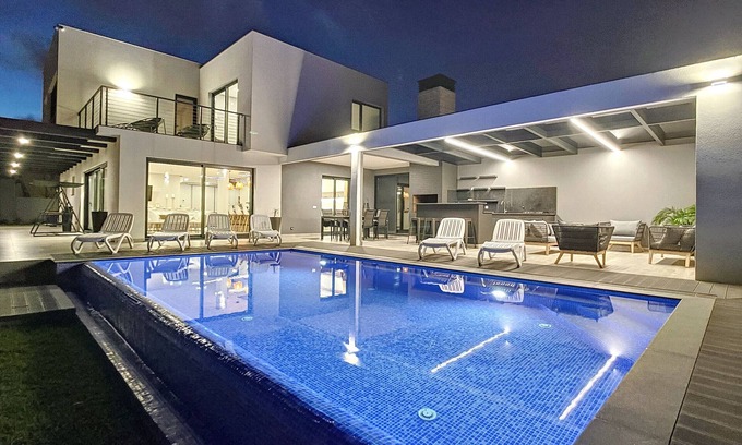 Estreito da Calheta Villa | Villa de la Ponte by Atlantic Holiday