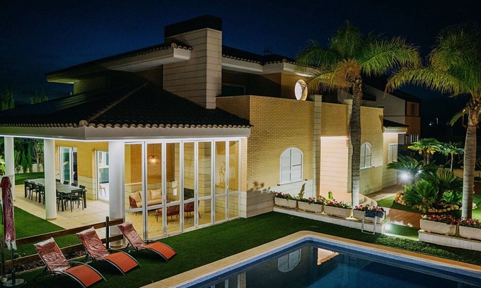 Playa de Almarda Ski Chalet | Villa de Lujo de 7 Hab. 470 M2.con Piscina. Parcela de 1,000 m2. Playa Corinto