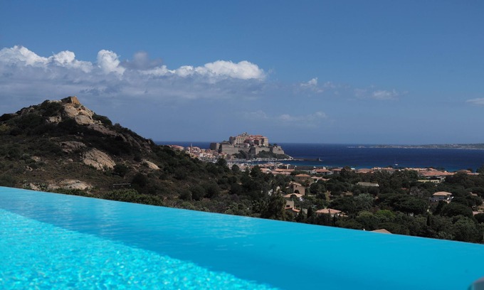 Calvi Villa | Villa de Luxe Avec Piscine à Débordement vue Exceptionnelle sur la Baie de Calvi