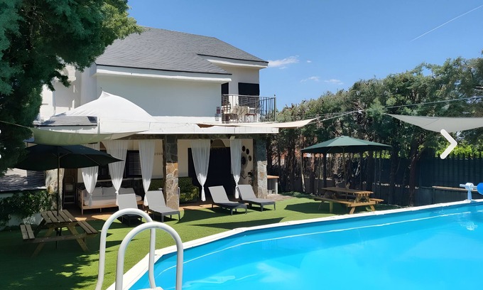 Navahermosa Villa | Villa 'Del Monte Casa Rural' with Mountain View, Wi-Fi and Air Conditioning