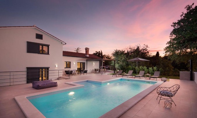 Vinez Villa | VILLA del SOL with large garden perfect for families