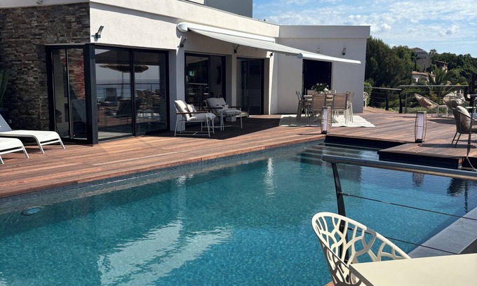 Roquebrune-sur-Argens House | Villa Dido contemporaine pleine vue mer