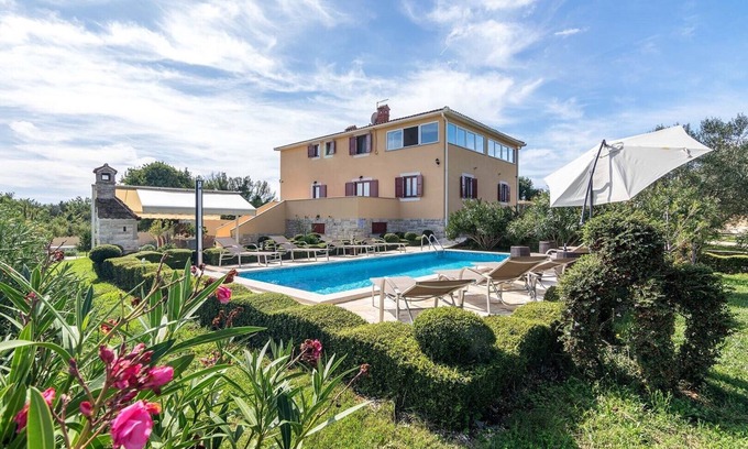 Sisan Villa | Villa Divina in Sisan
