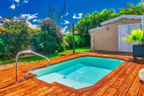 Lamentin Villa | Villa Domi des Caraïbes confortable avec une piscine chauffée, une citerne tampon, accès Netflix, adaptée pour l'accueil de jeunes enfants avec une piscine sécurisée et des jouets