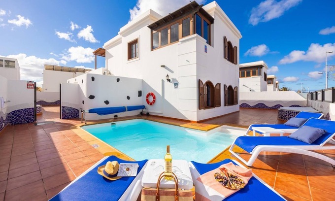 Tias Villa | Villa Dulce - Four Bedroom Villa, Sleeps 8