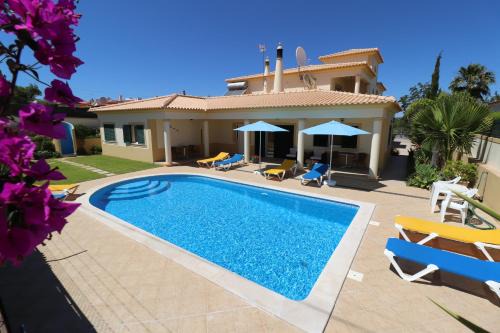 Alpouvar Apartment | VILLA EBER - independent 1 & 2 bedroom apartments, pool, air con, fast Wi-Fi, near old town of Albufeira and beaches