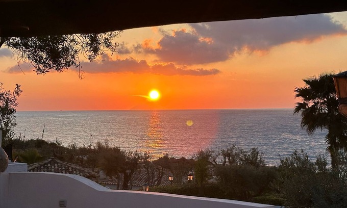 Parghelia Villa | Villa 'Edith' with sea view, shared pool and air conditioning