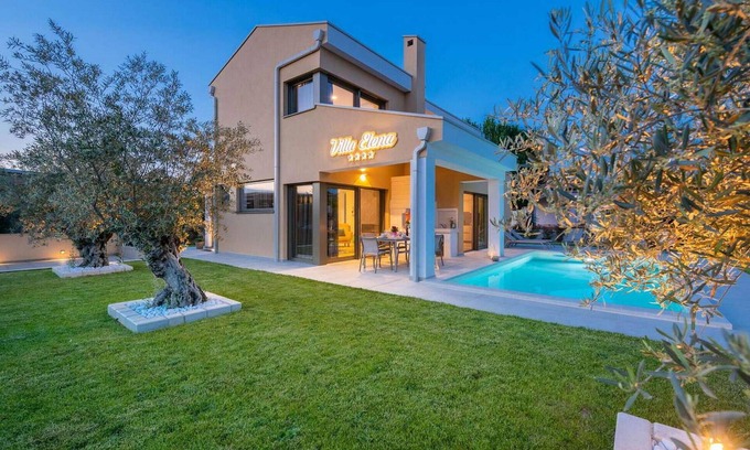 Vrvari House | Villa Elena Porec is a modern holiday home with 3 bedrooms only 3 km from the sea.