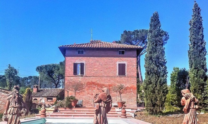 Castiglione del Lago Villa | Villa Eloisa: A three-story historical villa surrounded by the greenery, with Free WI-FI.