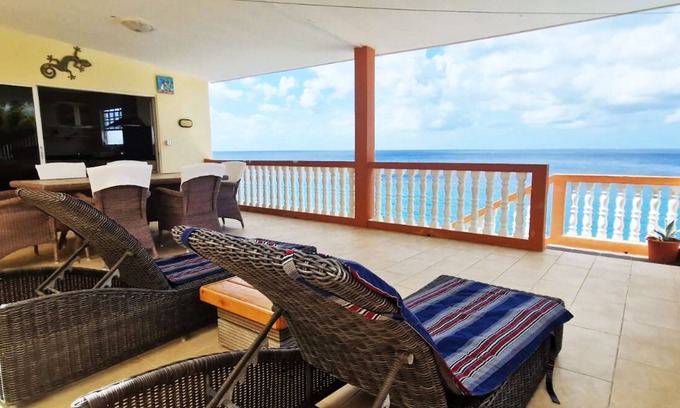 Lagun Villa | Villa Enchanting Seaside Villa in Lagun, Near Playa Lagun and Playa Jeremi