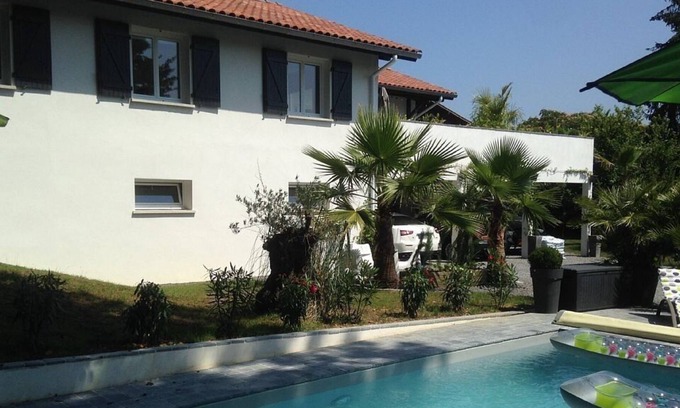 Behobie House | Villa Erreka Txikia: quiet villa with pool