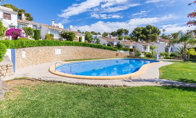 Pinar del Advocat House | Villa 'Eucaliptus 16' with Shared Pool, Wi-Fi and Air Conditioning