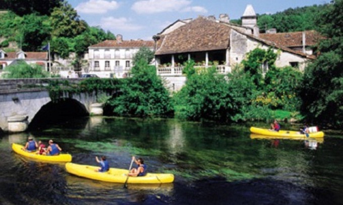 Brantome-en-Perigord Villa | Villa for 1-10 in Dordogne, resto across the lawns and just a stroll to Brantome