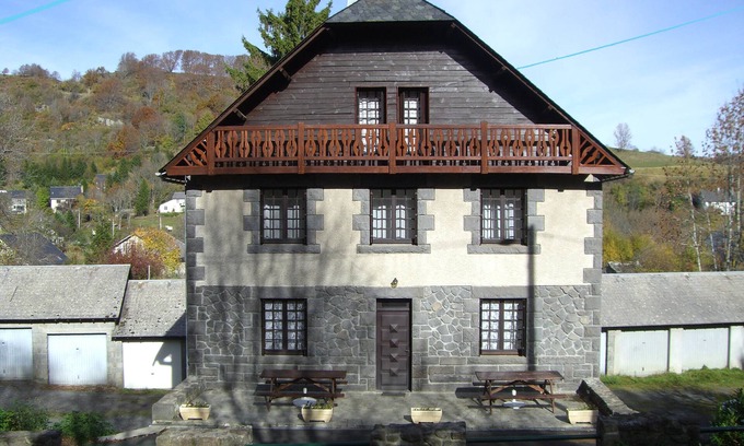 Besse-en-Chandesse Villa | Villa with land for 12 people. PROMO last minute in November