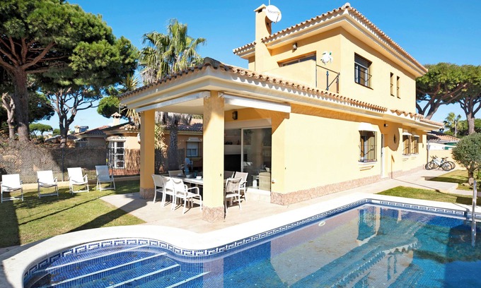 Poblado Sancti Petri Villa | Villa "Germany" with Private Pool, Terrace & Wi-Fi