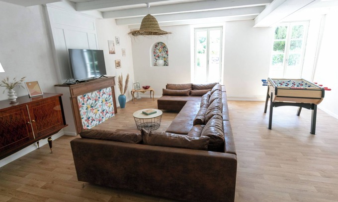 Marennes Villa | Villa 'Gite De Groupe De La Cayenne' with Private Terrace and Wi-Fi