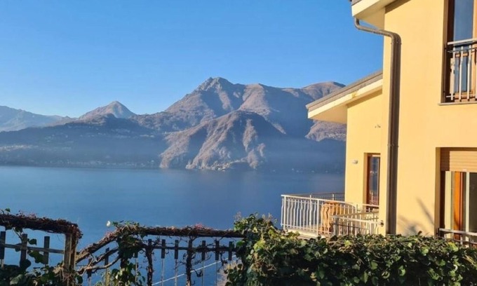 Perledo Villa | Villa gli Ulivi - Calafate Lake & Mountain View