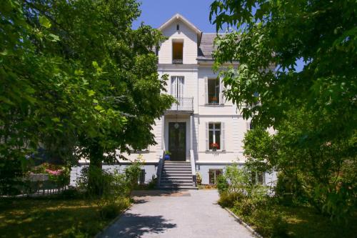 Bagneres-de-Luchon Apartment | VILLA ILIXON - Appartements privés proche du centre de Luchon, parking, billard, jardin