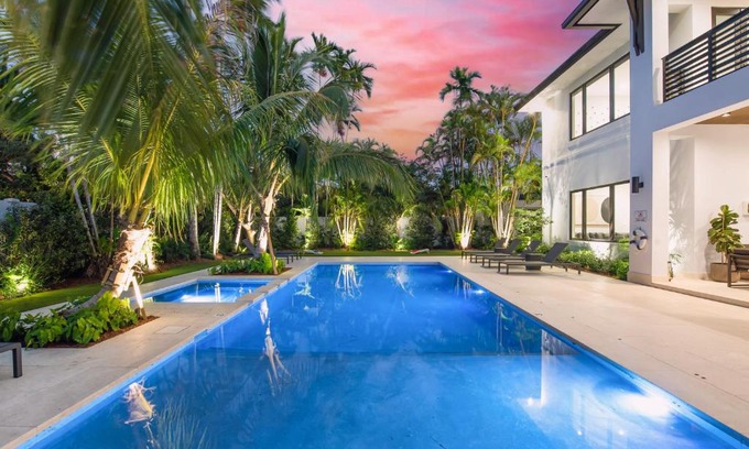 Coral Terrace House | Villa in Coral Gables with Pool Jacuzzi Game Room