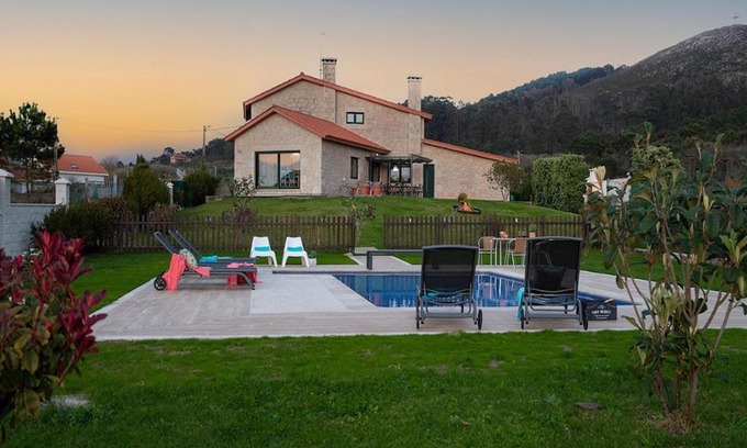 Serans House | Villa in Espiñeirido with Pool & Sea Views