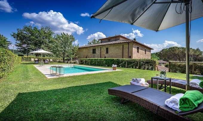 San Pietro in Bossolo Villa | Villa in Fabbrica with 5 bedrooms sleeps 12