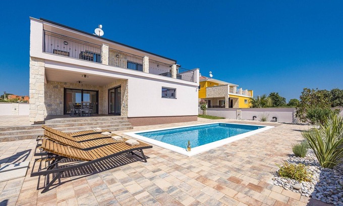 Krnica Villa | Villa in Krnica with Pool near Pebble Beach