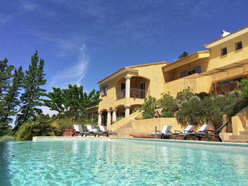 Le Muy Villa | Villa in Le Muy with Private Pool and Lake