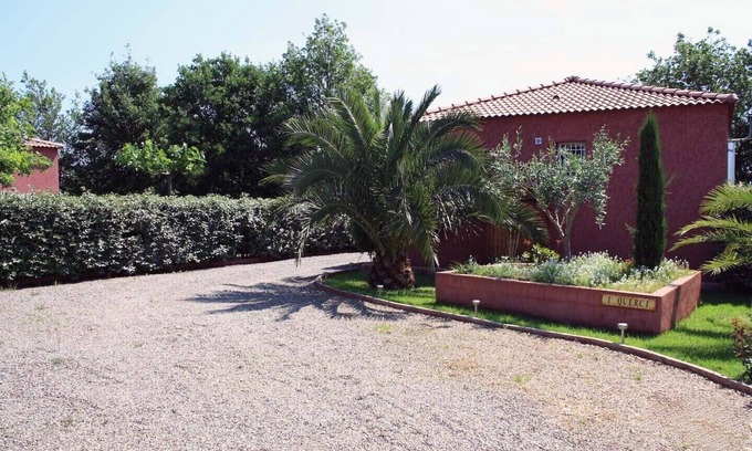 Poggio-Mezzana House | Villa in private residence by the sea in shady park.