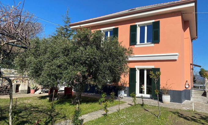 Crocetta Villa | Villa in the Green in the hills in Lavagna - 3 Bedrooms, Garden and Private Parking