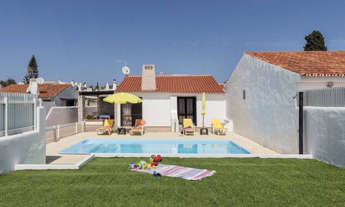 Areias de Sao Joao Villa | Villa 'Jacaranda' with Private Pool, Wi-Fi and Air Conditioning