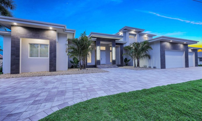 Yacht Club Villa | Villa Juhara Cape Coral - New Villa in Yacht Club Area