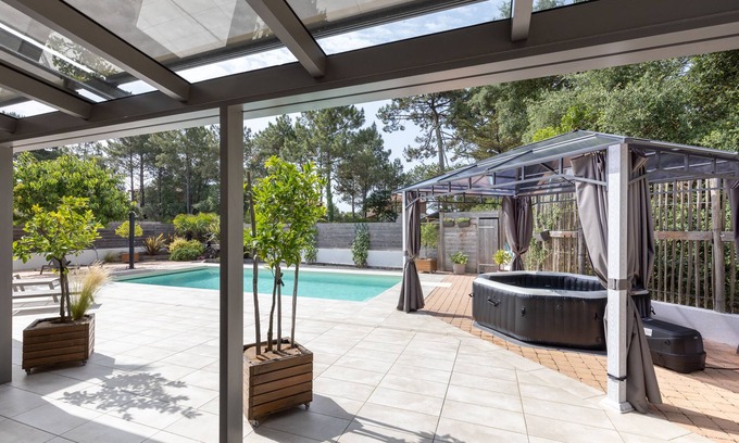 Mimizan-Plage Villa | Villa 'L'Oustaou des Hournails' with Pool, Spa, Whirlpool, Terrace, Balcony & Wi-Fi