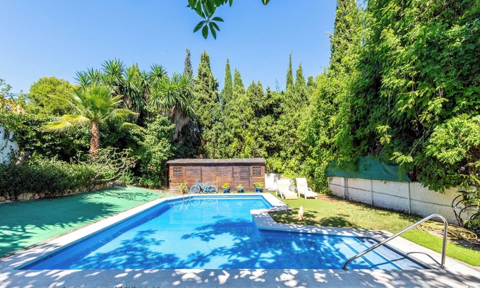 Miraflores del Palo Villa | Villa "La Bicicleta Azul" with Shared Pool & Wi-Fi