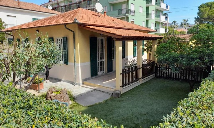 San Bartolomeo al Mare Villa | Villa la Casetta con giardino a 30 m dal mare
