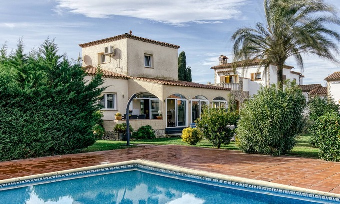 Torroella de Fluvia Villa | Villa 'La Haya' with Shared Pool, Wi-Fi and Air Conditioning