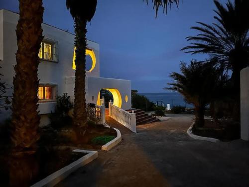 Carboneras Villa | Villa Los pies en agua - A Beachfront Refuge