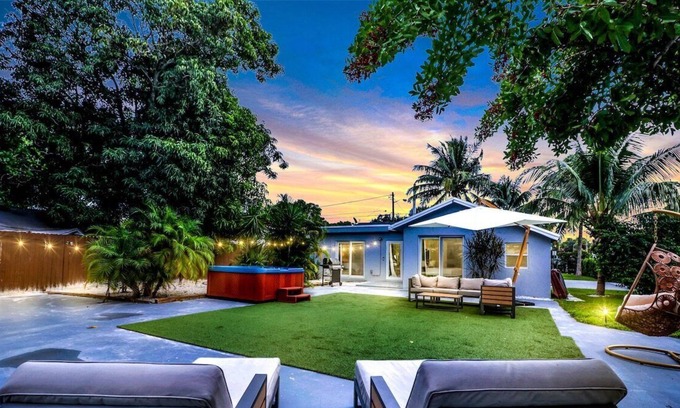 Buena Vista House | Villa Lux Moderno | Pool + Hot Tub | Central