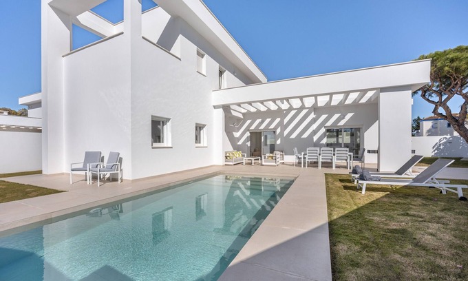 Poblado Sancti Petri Villa | Villa 'Maria Jose' with Lake View, Wi-Fi and Air Conditioning