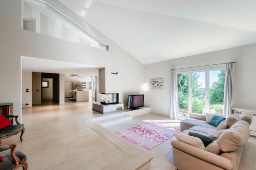 San Fermo della Battaglia Villa | Villa Marta by Quokka 360 - 15 minutes from the centre of Como