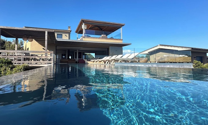 Pianotolli-Caldarello House | Villa Marcelle suspended pool with sea view