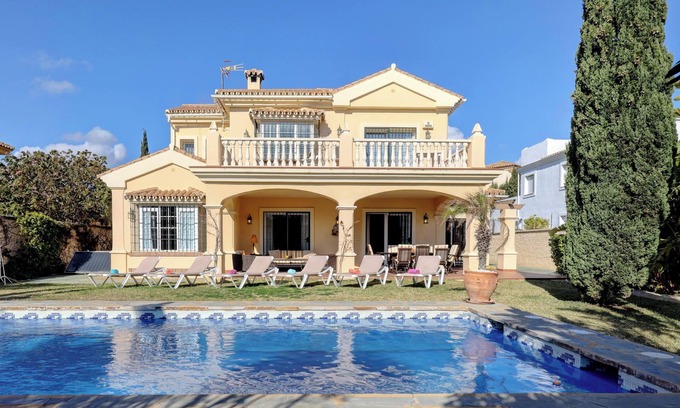 Casares Villa | Villa Majestic with Mountain View, Pool and Wi-Fi