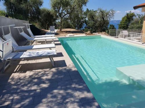 Albisano Apartment | Villa Malù - APT Mara - Piscina e vista lago