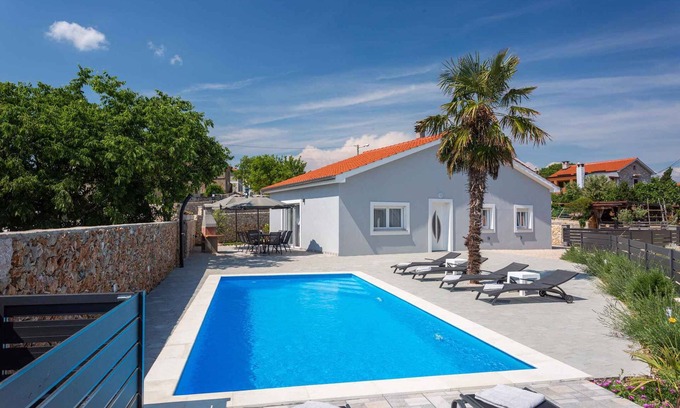 Garica Villa | Villa Mia with pool in Garica