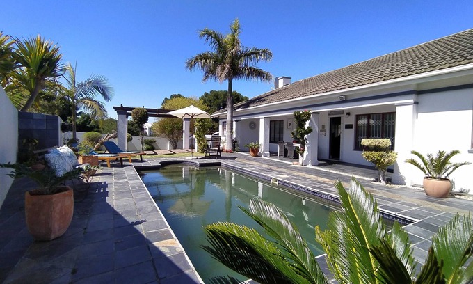 Plettenberg Bay Villa | Villa Mintos | 8 sleeper - 750m to Robberg 5 Beach
