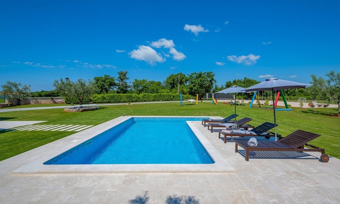 Marcana House | Villa mit Schwimmbad, Garten und Kinderspielplatz