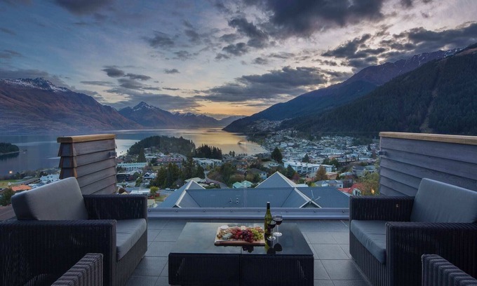 Queenstown City Centre Apartment | Villa Moana | Lake Views, Gas Fire, BBQ, Parking