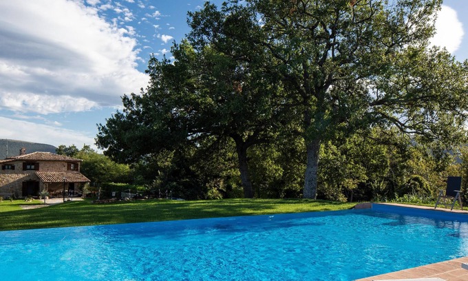 Castelraimondo Villa | Villa Nasca – Spacious Garden, Pool and Weddings